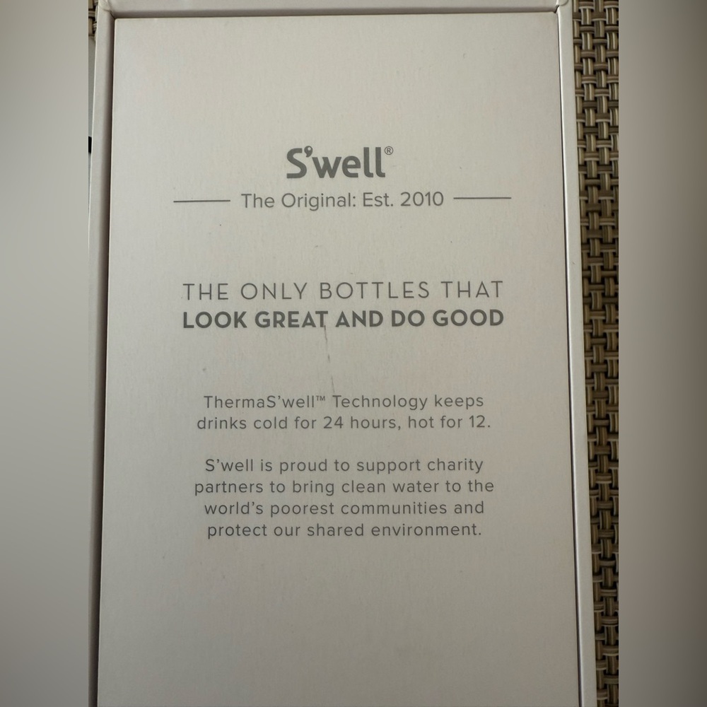 🆕 S’well swell stainless steel hot cold bottle Apple HQ logo Mothership store 🍎 - Picture 4 of 11